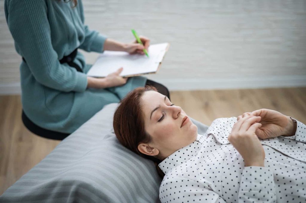 Hipnoterapia clínica comparada às terapias tradicionais segundo a ciência
