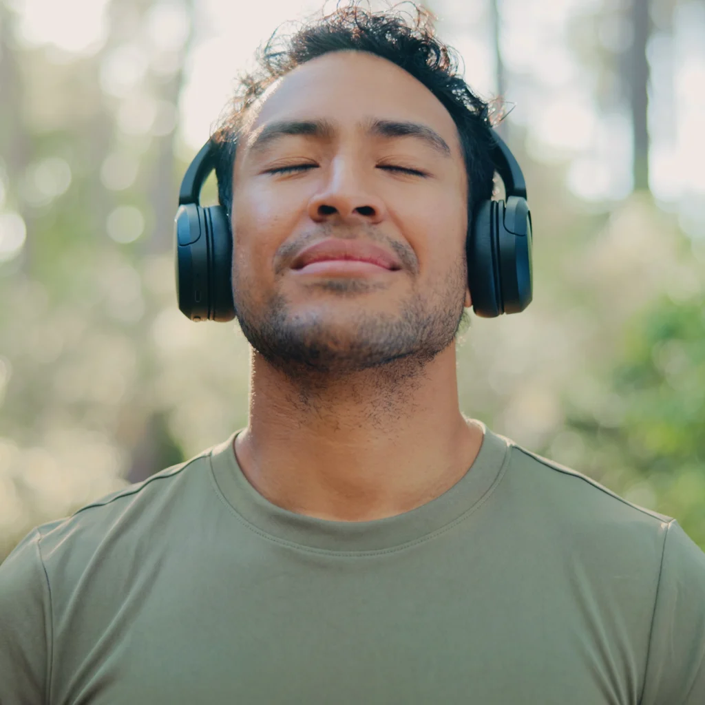 Homem escutando música relaxado