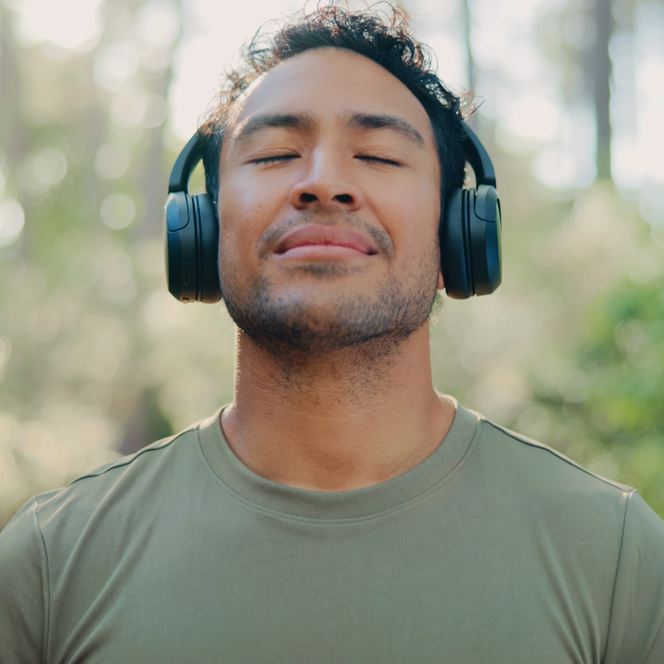 Homem escutando música relaxado